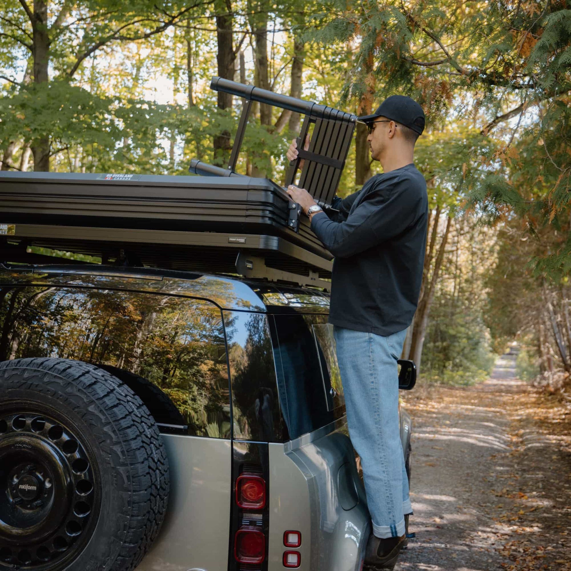Tente de toit Voyage M GO OVERLAND CANADA pour 2-3 personnes, installation sur véhicule, tissu résistant et fenêtre zippée.