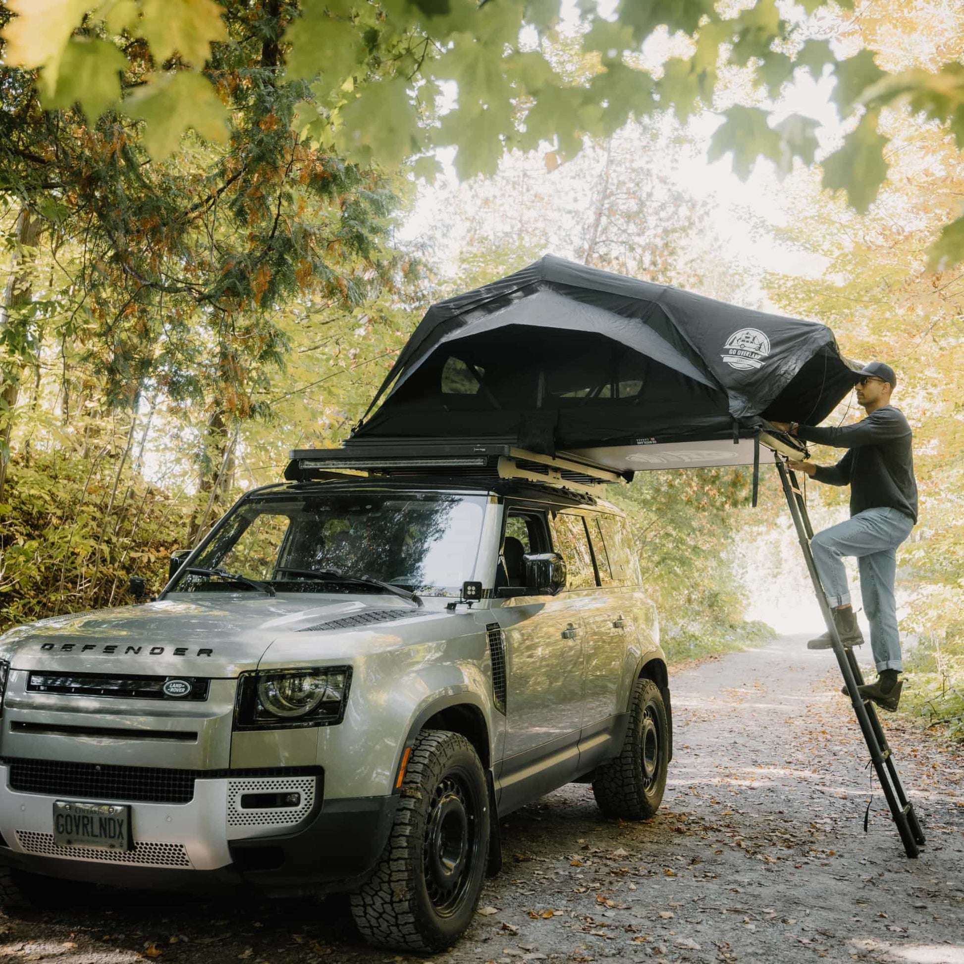 Tente de toit Voyage M GO OVERLAND CANADA pour 2/3 personnes, installation sur véhicule pour camping en plein air.