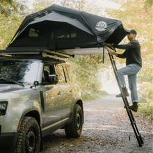 Tente de toit Voyage M Go Overland Canada pour 2 à 3 personnes, installation sur un véhicule tout-terrain.