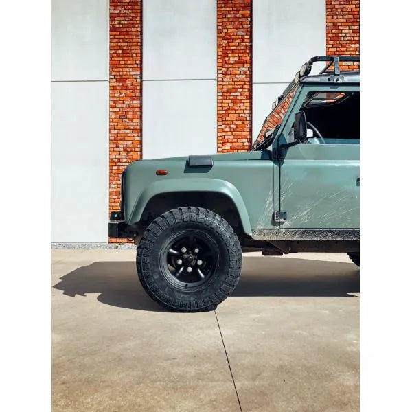 Jante en acier GOSS pour Land Rover Defender 90/110/130, vue de face avec détails de la finition en acier robuste.