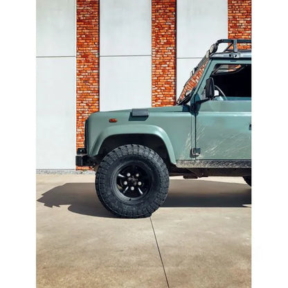 Jante en acier GOSS pour Land Rover Defender 90/110/130, vue de face avec détails de la finition en acier robuste.
