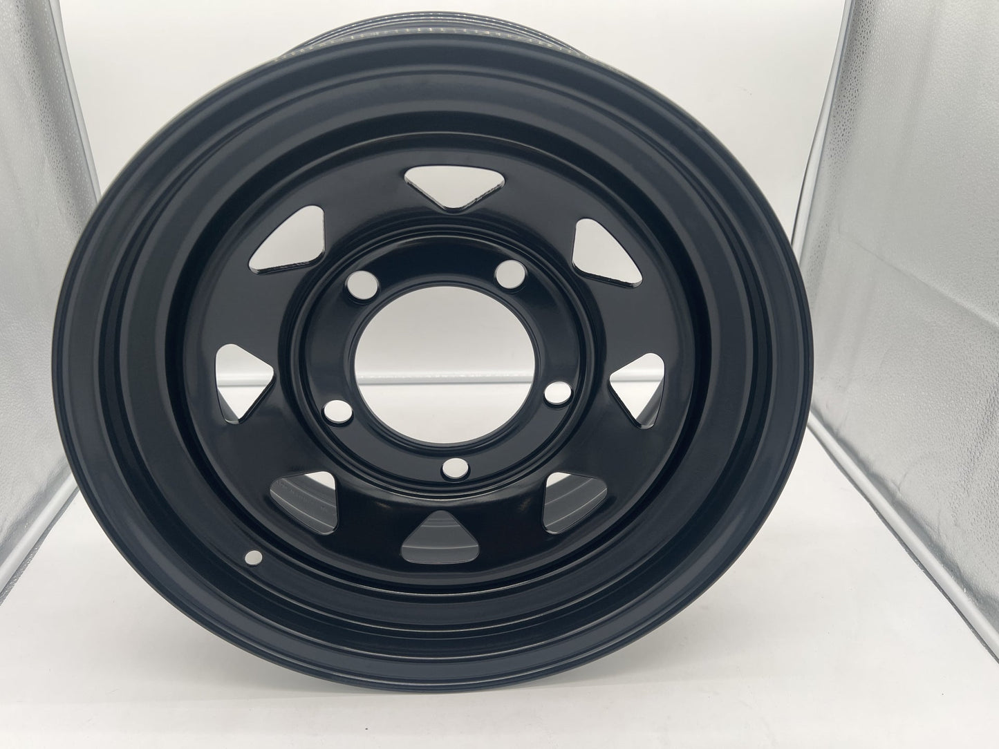 Jante en acier GOSS pour Land Rover Defender 90/110/130, vue de face avec détails des rayons noirs et finition robuste.