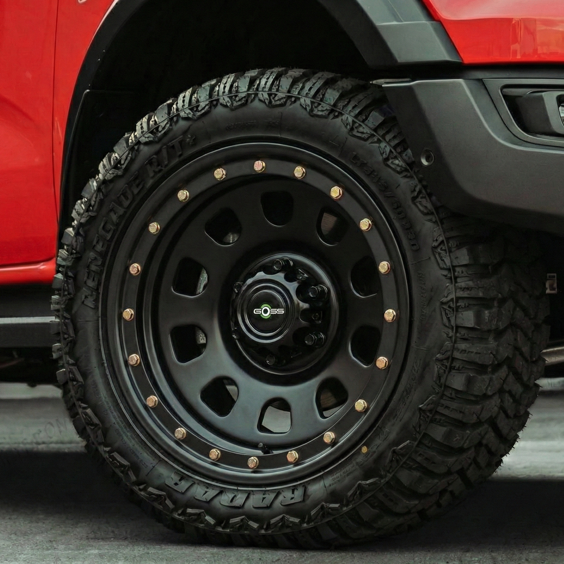 Jante en acier GOSS pour Toyota Hilux Revo 2016 et plus, design robuste, vue de face avec détails de la jante.