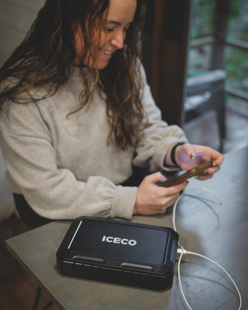 Batterie portable ICECO Magnetic 250Wh pour frigo et appareils tech, avec poignée et affichage numérique.