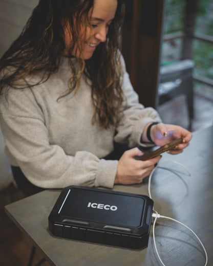 Batterie portable ICECO Magnetic 250Wh pour frigo et appareils tech, avec poignée et affichage numérique.
