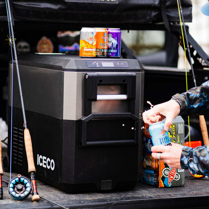 Glacière électrique ICECO JP50 PROS 50L, frigo et freezer off-road avec compartiments et accessoires visibles.