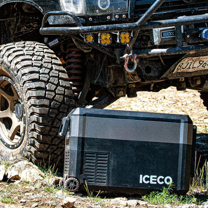 Glacière ICECO JP50 PROS 50L, frigo et freezer compresseur pour usage off-road, vue de face avec poignée et écran digital