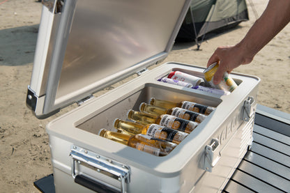 Réfrigérateur/congélateur ICECO 20L à zone unique en argent, compact et portable, pour le stockage de froid.