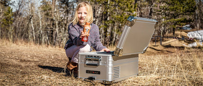 Réfrigérateur/congélateur ICECO 20L single-zone en argent, compact et portable, parfait pour la conservation des aliments et boissons.