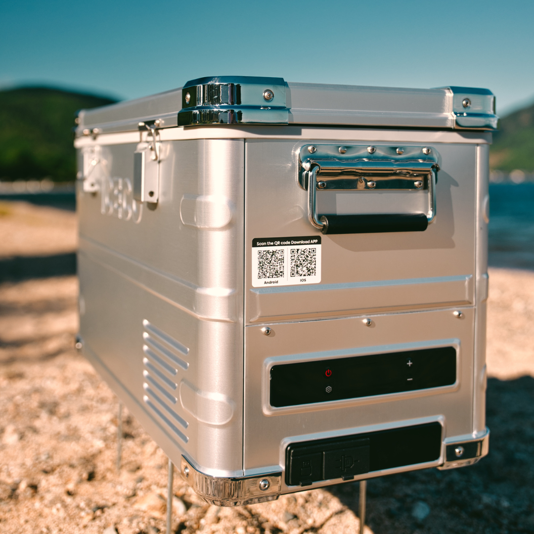 Réfrigérateur/congélateur ICECO 35L double zone en argent, compact et pratique pour le stockage de froid et de glace.