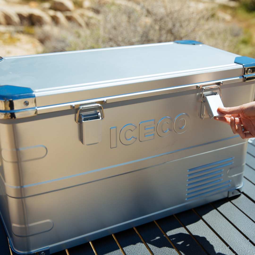 Réfrigérateur/congelateur ICECO 35L double zone en argent, appareil compact pour la conservation froide et la congélation.