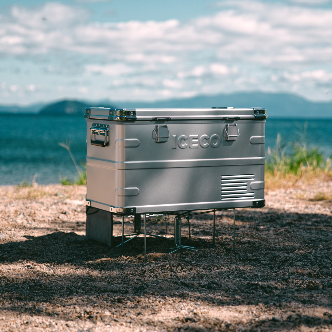 Réfrigérateur/congélateur ICECO 35L double zone en argent, frigo et accessoires, compact et pratique pour le voyage.