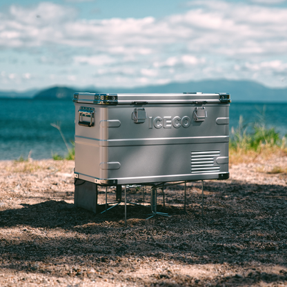 Réfrigérateur/congélateur ICECO 35L double zone en argent, frigo et accessoires, compact et pratique pour le voyage.