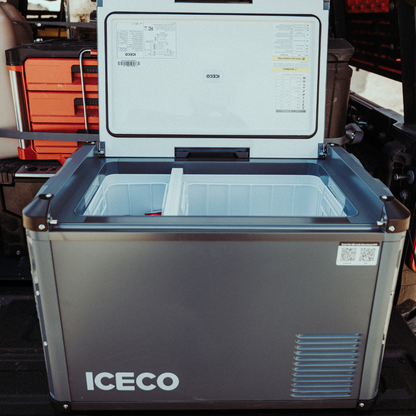 Réfrigérateur/congélateur ICECO 45L double compartiment gris, vue de face avec poignées et affichage de contrôle.