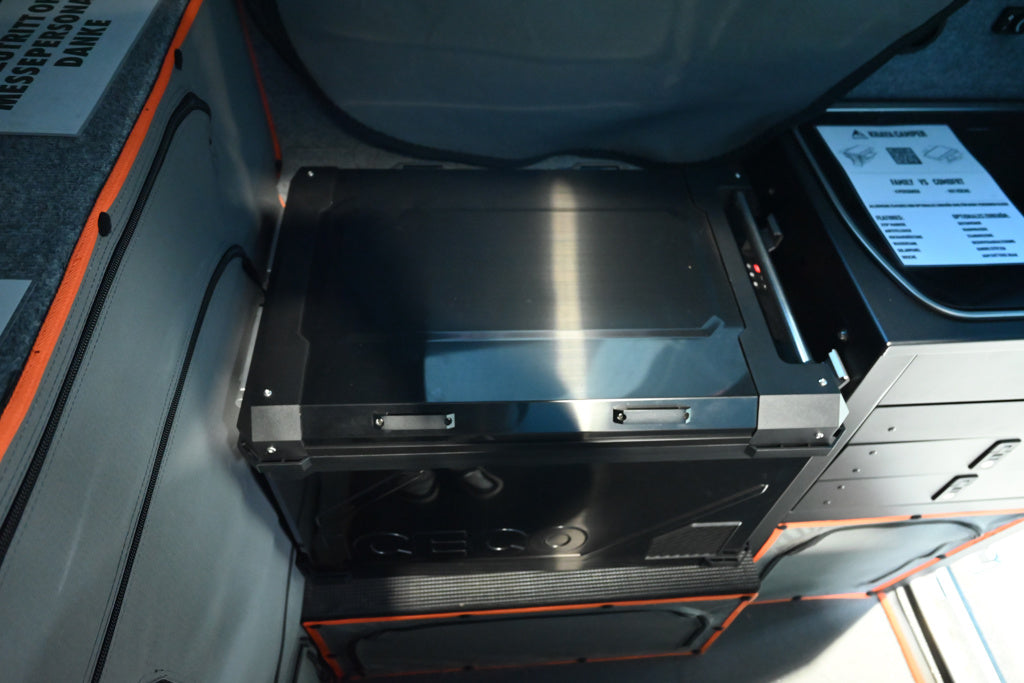 Réfrigérateur/congélateur ICECO 55L noir avec double compartiment, image montrant l'intérieur et l'extérieur du frigo portable.