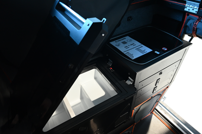 Réfrigérateur/congélateur ICECO 55L noir avec double compartiment, compact et pratique pour le stockage alimentaire.
