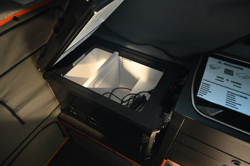 Réfrigérateur/congélateur ICECO 55L noir avec double compartiment, vue en détail de l'appareil électrique et intérieur.
