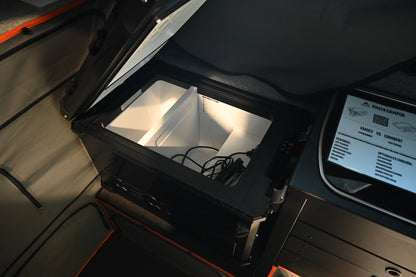 Réfrigérateur/congélateur ICECO 55L noir avec double compartiment, vue en détail de l'appareil électrique et intérieur.