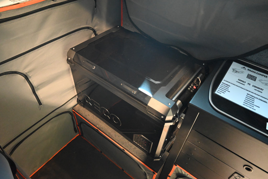 Réfrigérateur/congélateur ICECO 55L noir avec double compartiment, compact et pratique pour le stockage alimentaire.