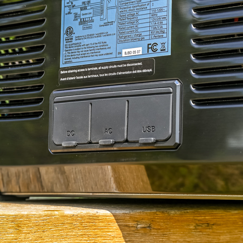 Réfrigérateur/congélateur ICECO 55L double compartiment noir, compact, avec poignées et affichage digital.