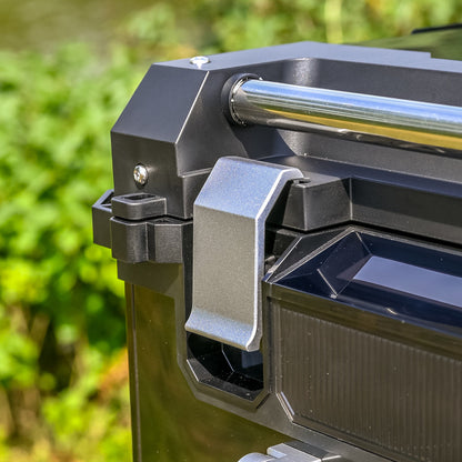 Réfrigérateur/congélateur ICECO 55L noir avec double compartiment, vue intérieure avec étagères et compartiments.