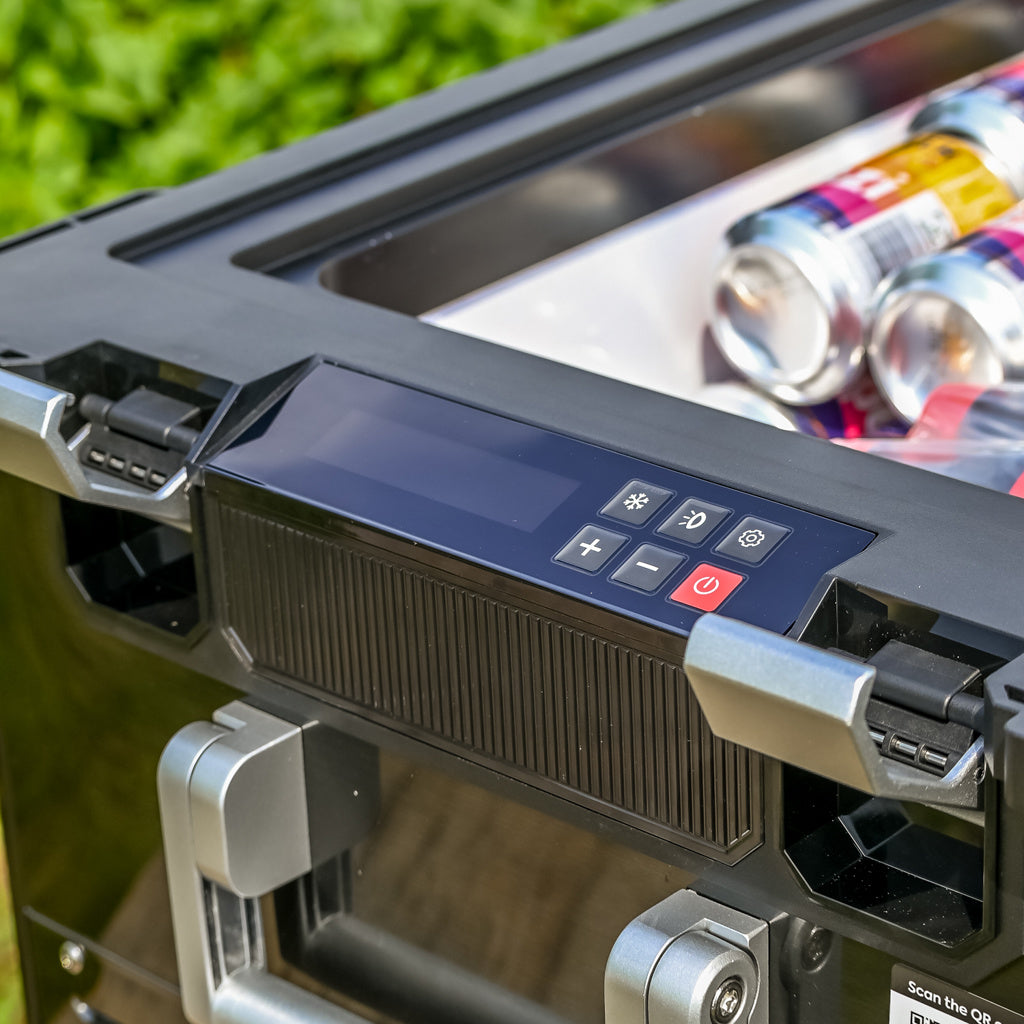 Réfrigérateur/congélateur ICECO 55L noir avec double compartiment, image montrant l’intérieur et l’extérieur du frigo.