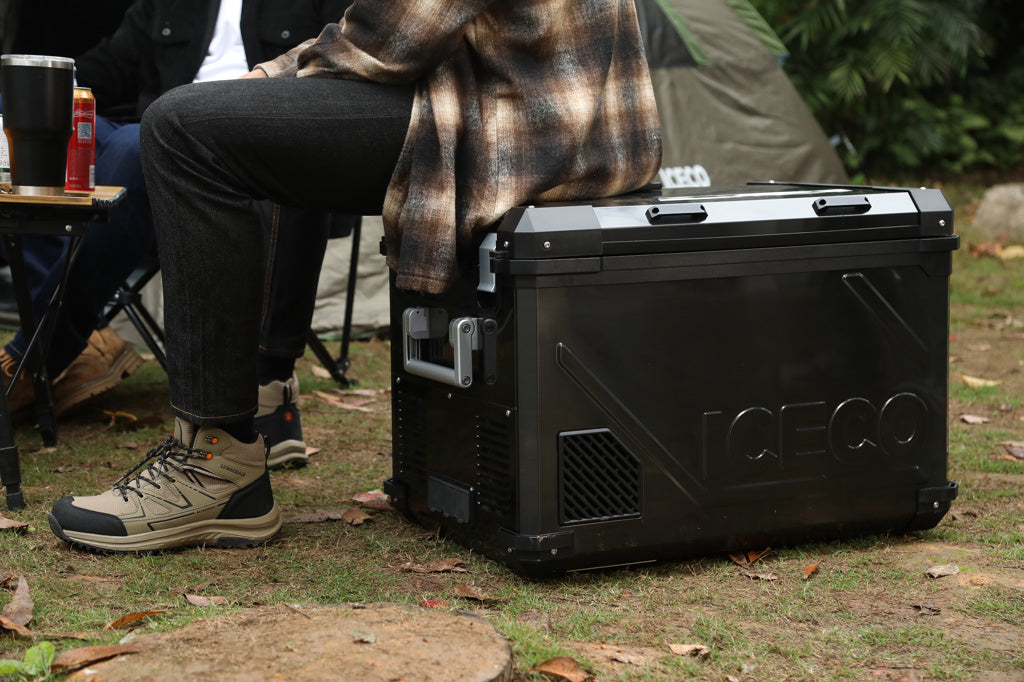 Réfrigérateur/congélateur ICECO 55L noir avec double compartiment, vue de face, pour stockage alimentaire.