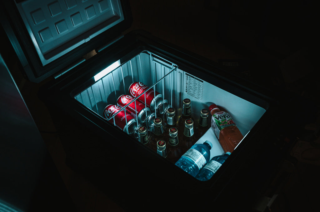 Réfrigérateur/congélateur ICECO 55L noir à double compartiment, design compact et pratique pour la conservation des aliments.