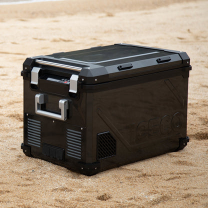 Réfrigérateur et congélateur ICECO 55L noir avec double compartiment, compact et moderne, pour stockage alimentaire.