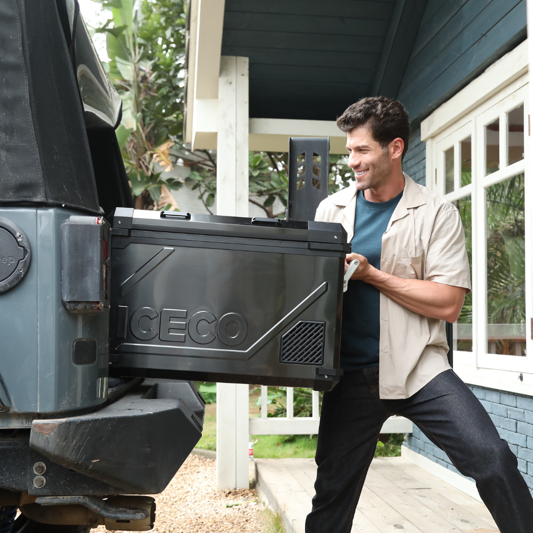 Réfrigérateur/congélateur ICECO 55L noir avec double compartiment, vue de face, pour aliments frais et congelés.