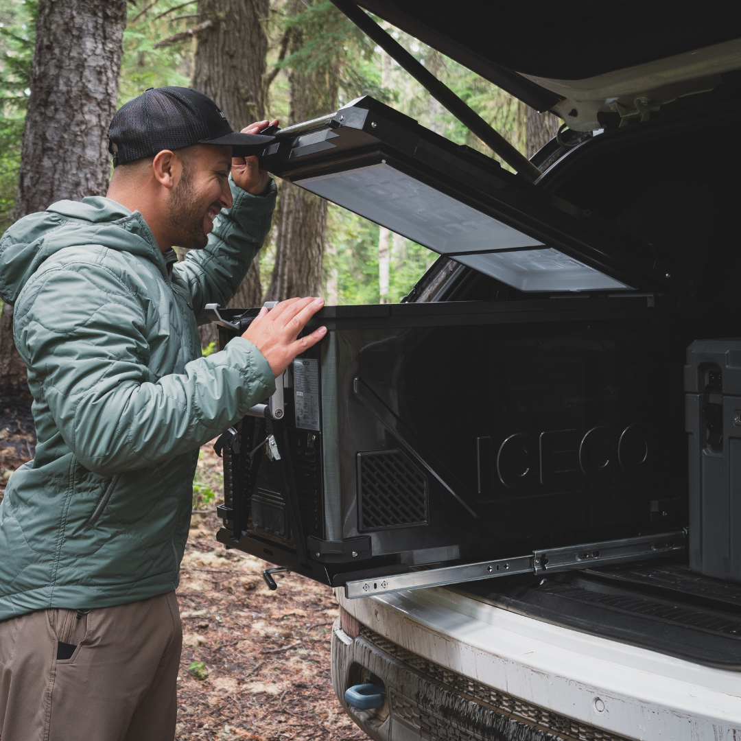 Réfrigérateur/congélateur ICECO 55L noir avec double compartiment, vue en détail du produit.