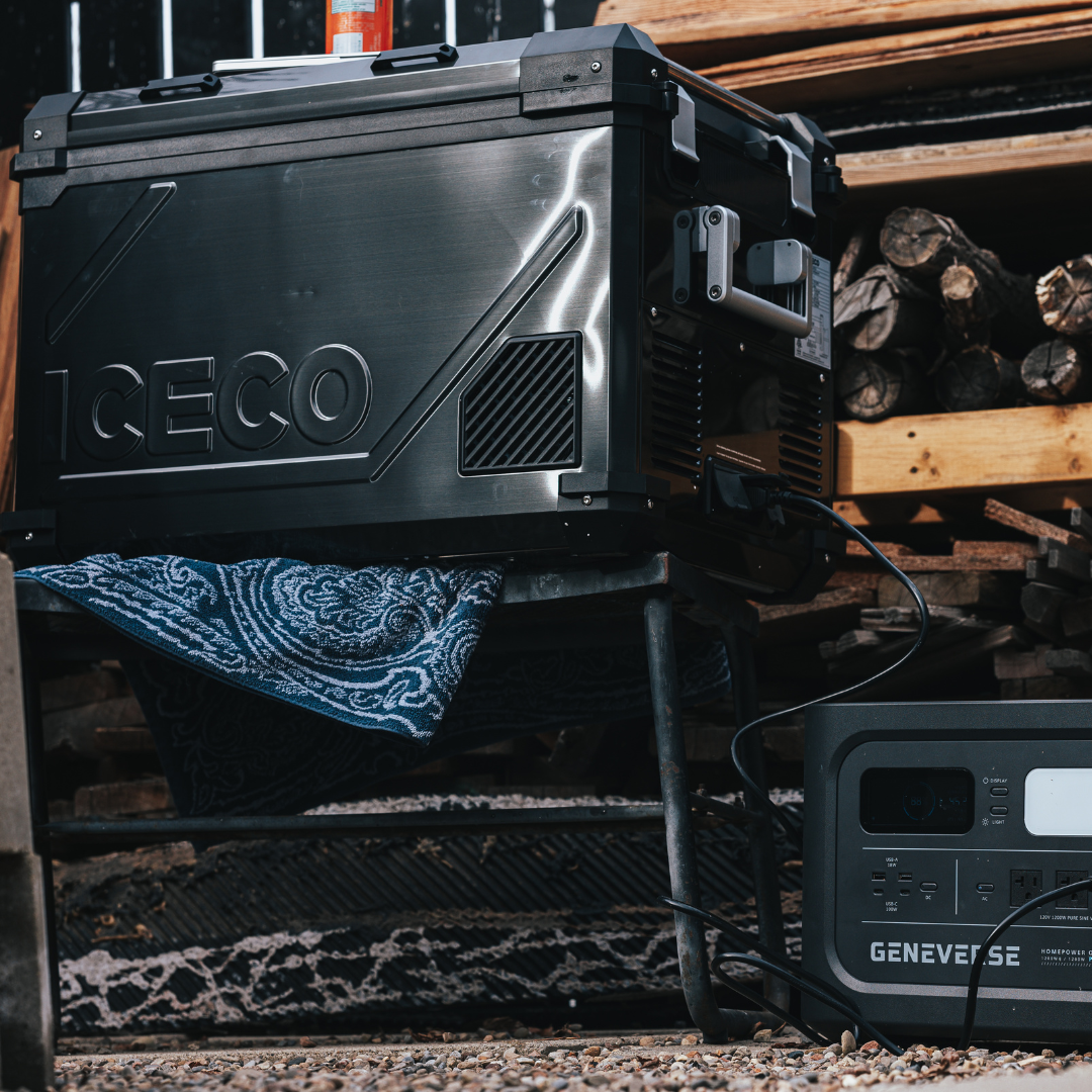 Réfrigérateur/congélateur ICECO 55L noir avec double compartiment, écran de contrôle et poignées robustes, vue de face.
