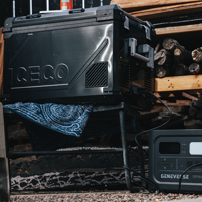 Réfrigérateur/congélateur ICECO 55L noir avec double compartiment, écran de contrôle et poignées robustes, vue de face.