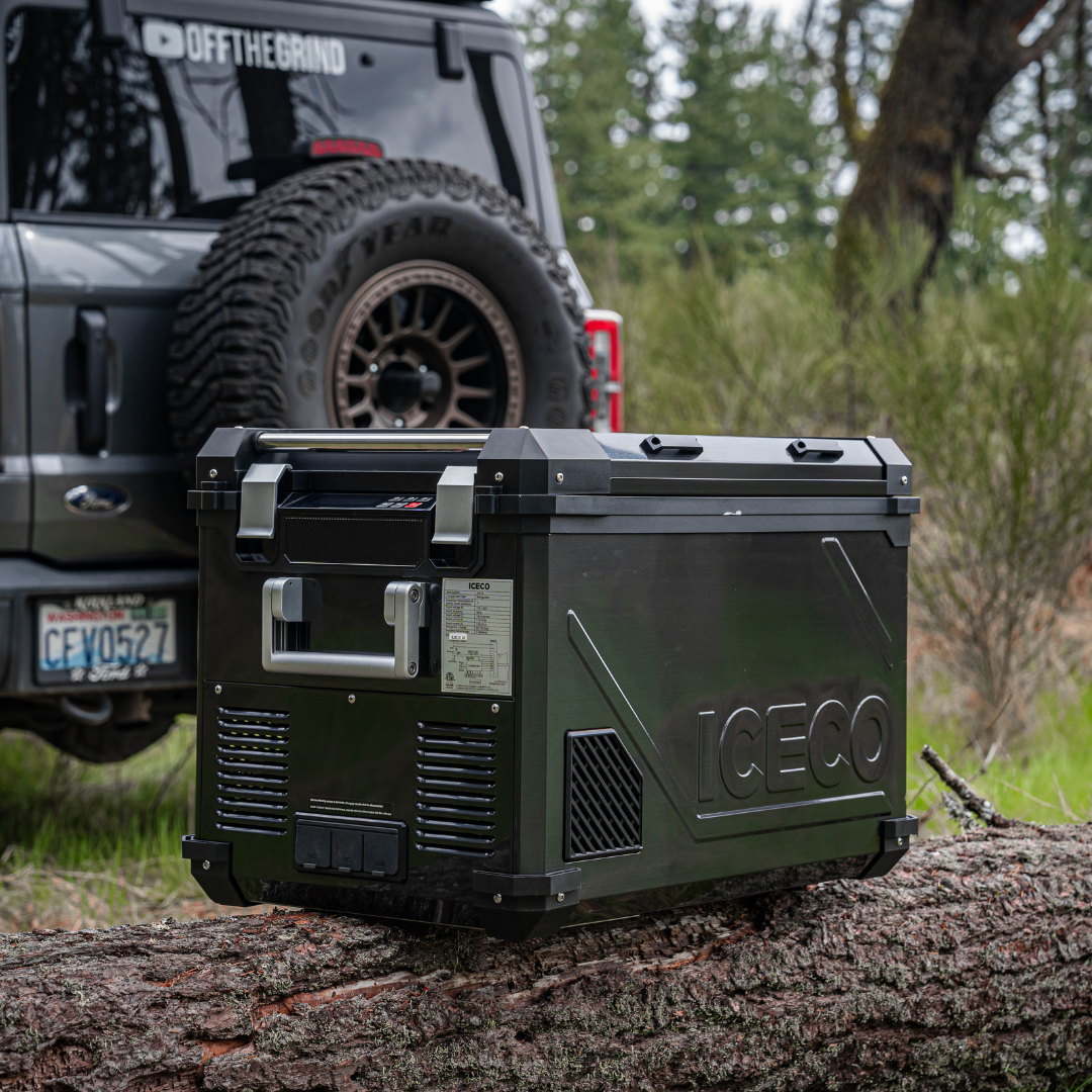 Réfrigérateur/congélateur ICECO 55L noir avec double compartiment, capacité de 55 litres, appareil électroménager compact.