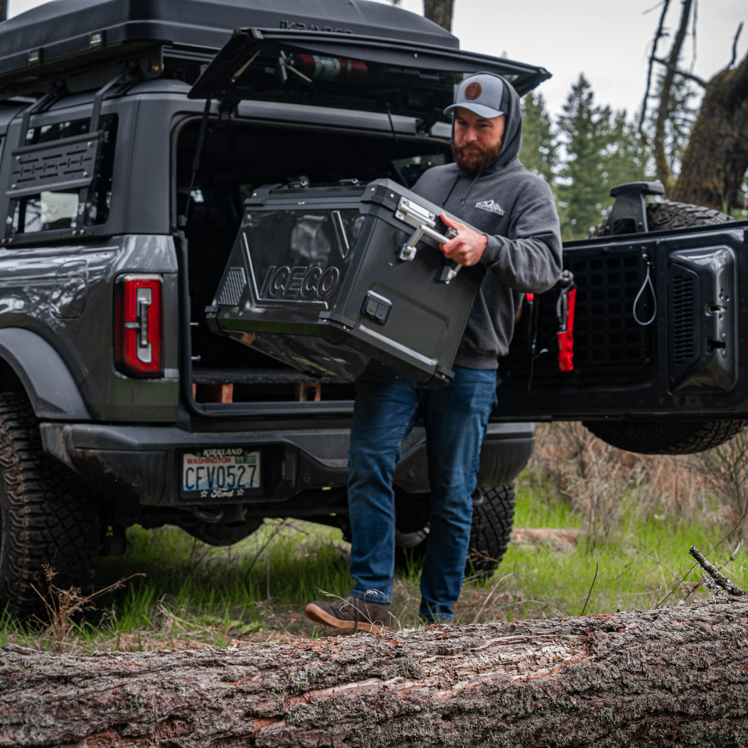 Réfrigérateur/congélateur ICECO 55L noir avec double compartiment, intérieur visible, pour aliments et boissons.