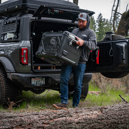 Réfrigérateur/congélateur ICECO 55L noir avec double compartiment, intérieur visible, pour aliments et boissons.