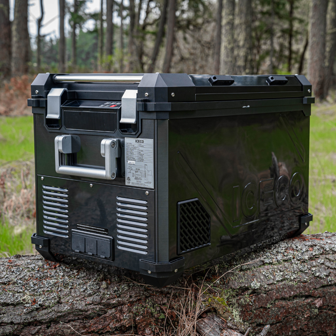Réfrigérateur/congélateur ICECO 55L noir avec double compartiment, intérieur visible, pour stockage alimentaire.