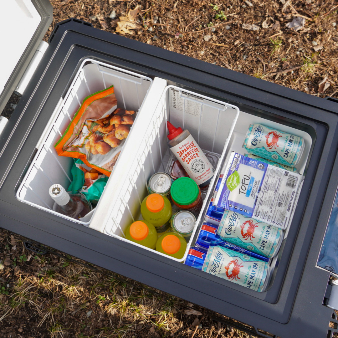 Réfrigérateur/congélateur ICECO 55L noir avec double compartiment, compact et pratique pour le camping ou la voiture.