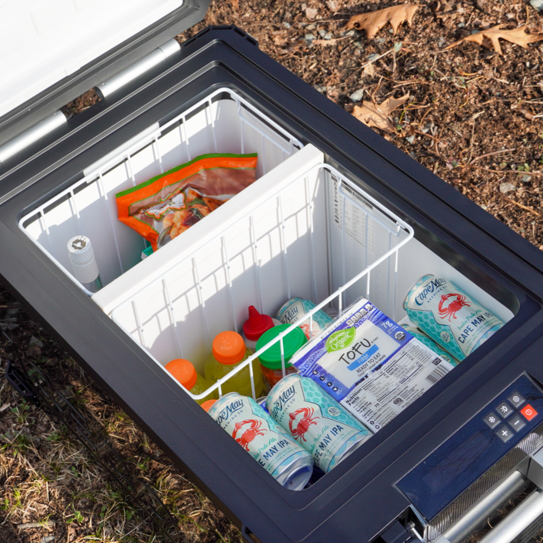 Réfrigérateur/congélateur ICECO 55L noir avec double compartiment, vue de face, design compact pour accessoires et stockage alimentaire.
