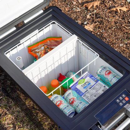 Réfrigérateur/congélateur ICECO 55L noir avec double compartiment, vue de face, design compact pour accessoires et stockage alimentaire.