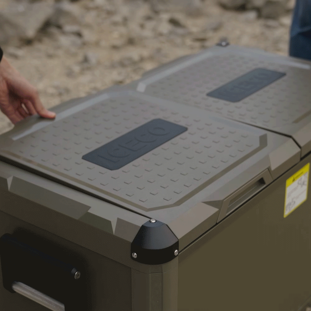 Réfrigérateur/congélateur ICECO 75L gris avec double compartiment, vue en gros plan, pour stockage alimentaire.