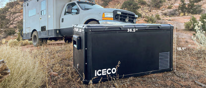 Réfrigérateur/congélateur ICECO 75L vert avec double compartiment, intérieur visible, pour stockage alimentaire.