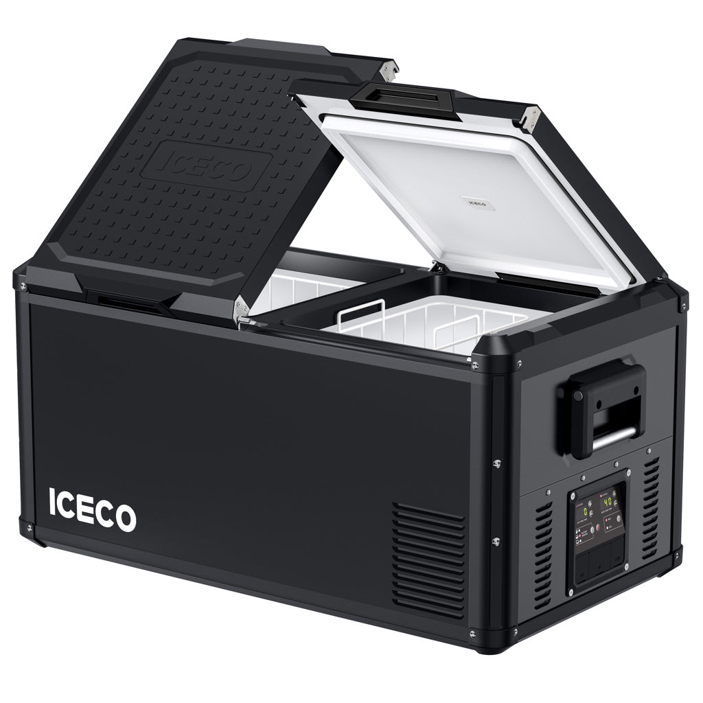 Réfrigérateur/congélateur ICECO 90L noir avec double compartiment, vue en angle montrant portes et intérieur.