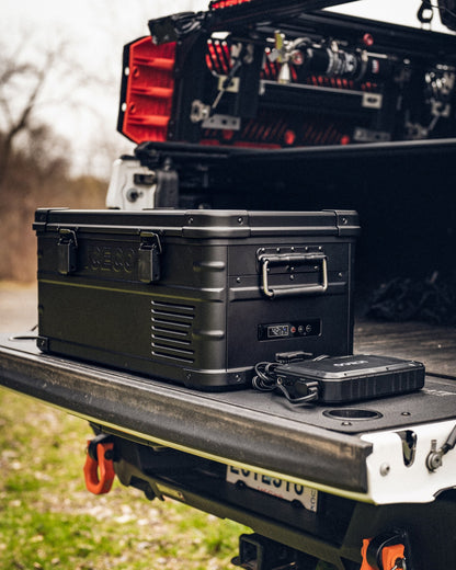 Réfrigérateur ICECO APL20 20L noir portable et connecté, compact pour le voyage ou le camping, avec porte et affichage numérique.