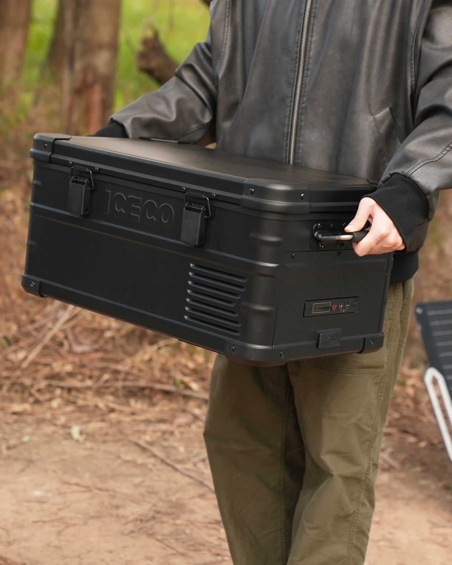 Réfrigérateur ICECO APL20 20L noir portable et connecté, idéal pour conserver aliments et boissons en déplacement.
