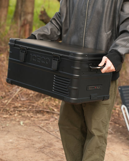 Réfrigérateur ICECO APL20 20L noir portable et connecté, idéal pour conserver aliments et boissons en déplacement.