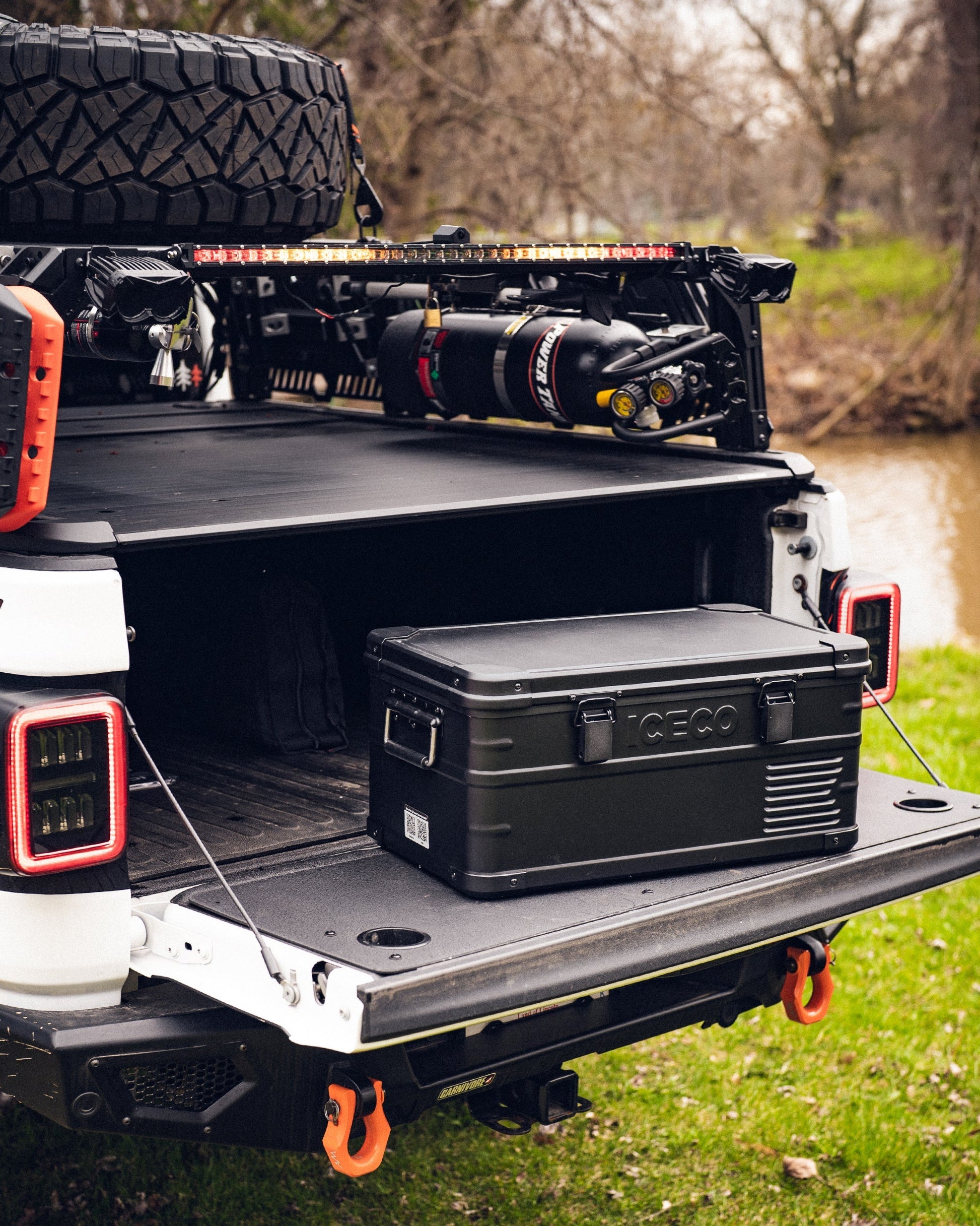 Réfrigérateur ICECO APL20 20L noir, portable et connecté, idéal pour conserver aliments et boissons en déplacement.