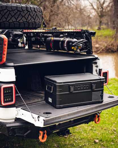 Réfrigérateur ICECO APL20 20L noir, portable et connecté, idéal pour conserver aliments et boissons en déplacement.