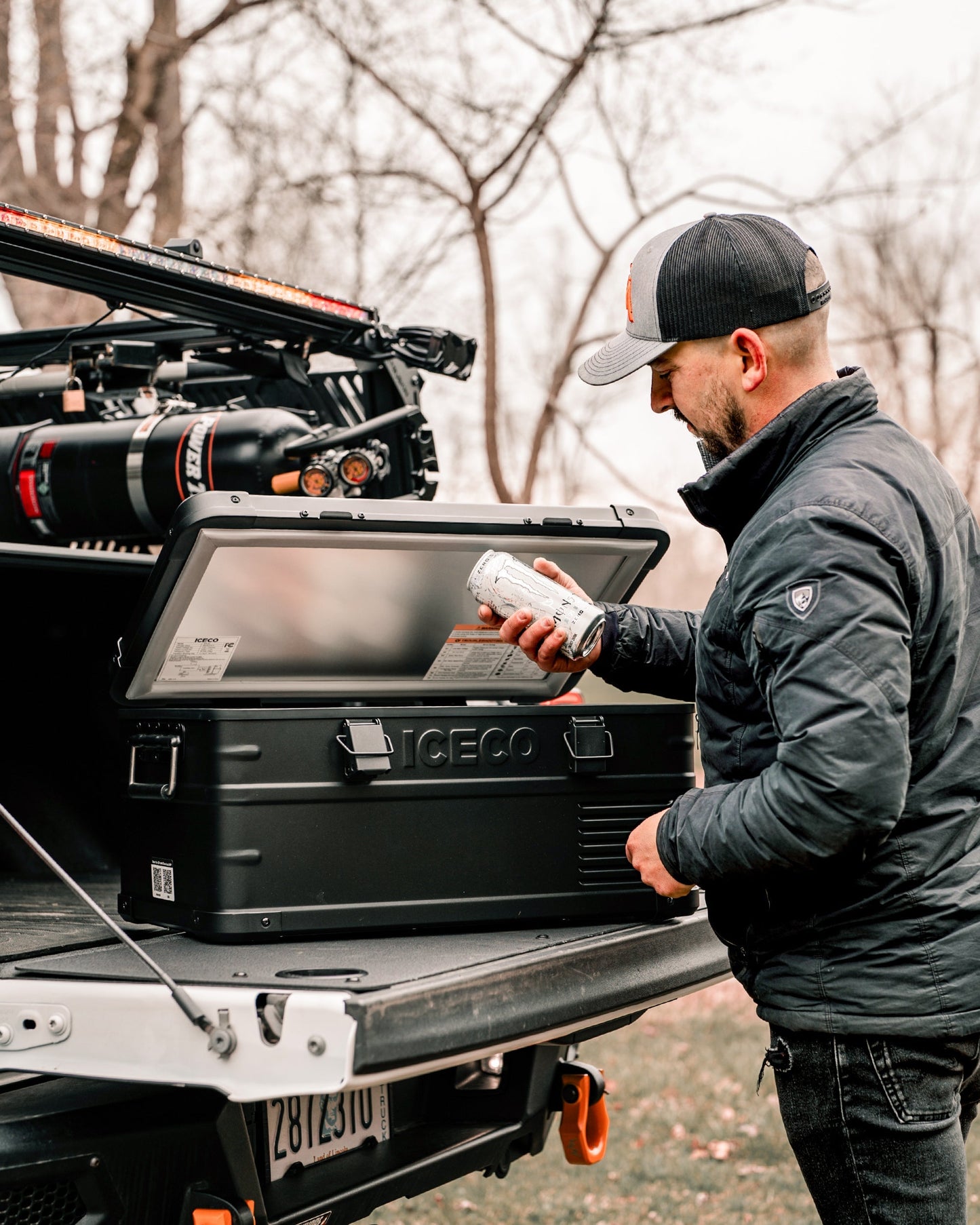 Réfrigérateur portable ICECO APL20 20L noir avec écran connecté, idéal pour le camping et les déplacements.