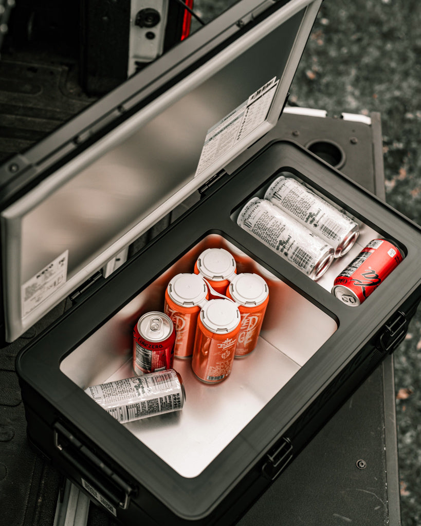 Réfrigérateur portatif ICECO APL20 20L noir, connecté, idéal pour conserver aliments et boissons en déplacement.